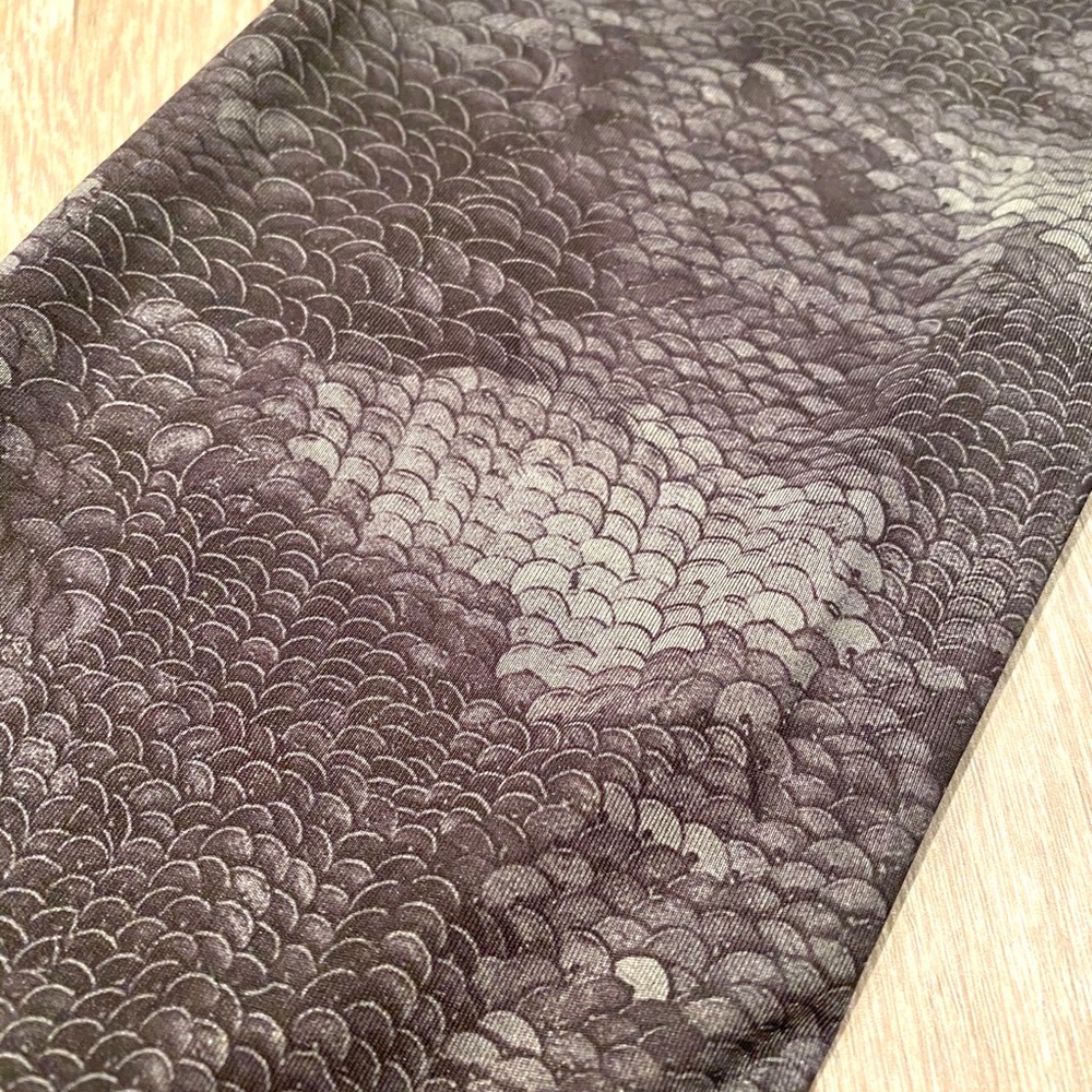 Lululemon cropped leggings snake pattern
